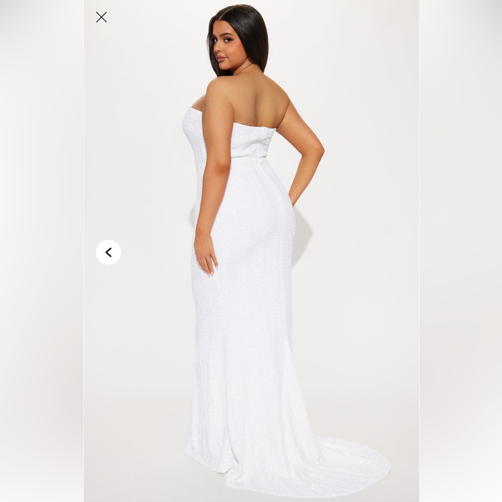 Elegant White Strapless Gown size small
Fashion nova 
Brand new with tag